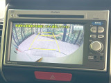 【バックカメラ】駐車時に後方がリアルタイム映像で確認できます。大型商業施設や立体駐車場での駐車時や、夜間のバック時に大活躍!運転スキルに関わらず、今や必須となった装備のひとつです!