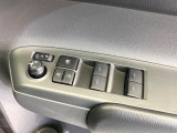 【電動格納ミラー】サイドミラーは電動格納式となっており、狭い駐車場でもキズがつくリスクを抑えられます。