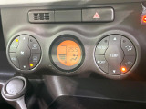 【オートエアコン】一度お好みの温度に設定すれば、車内の温度を検知し風量や温度を自動で調整。暑い…寒い…と何度もスイッチ操作をする必要はありません。快適な車内空間には必須の機能ですね♪
