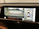 バックカメラの他に上から見下ろしたような画像が見れるアラウンド(全方位)モニター。前後左右を把握できる、すごい機能が装備されています!