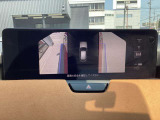 サイドカメラに切り替えると駐車時や狭い道路のすれ違いで、幅寄せ時のサイドの確認も安心です!