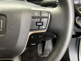 前方の車との車間を設定し、スピードを上げたり緩めたりを自動で行ってくれる追尾式の「レーダークルーズ」。上級装備の一つです!高級車にしかつかない嬉しい機能です。