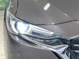 【LEDヘッドライト】悪天候や夜間走行時も良好な視界を確保し安心して運転できる高輝度LEDヘッドライトを装備!点灯速度が早く、消費電力も抑えられています。