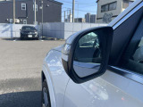 【ブラインドスポットアシスト】走行中車両の斜め後ろの死角エリアをモニタリングし、ドアミラー内蔵のインジケーターを点灯させて注意喚起し、安全な走行のサポートをします。