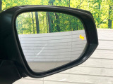 【ブラインドスポットモニター】走行中、ドアミラーの死角になりやすい箇所に後続車が接近するとサイドミラーのレンズに警告を表示!ドライバーに注意喚起をしてくれます。
