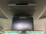 【フリップダウンモニター】大画面モニターで後席でもエンタメをお楽しみいただけます。小さなお子様にも大人気の装備です♪