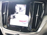車両のアップデートにより、バックモニターには360°ビュー表示と同時表示されるようになりました 現在ステアリングを切っている方向を示すステアリングガイドも表示されます