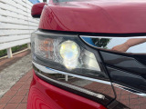 【LEDヘッドライト】悪天候や夜間走行時も良好な視界を確保し安心して運転できる高輝度LEDヘッドライトを装備!点灯速度が早く、消費電力も抑えられています。