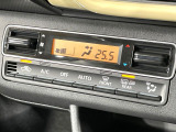 【オートエアコン】一度お好みの温度に設定すれば、車内の温度を検知し風量や温度を自動で調整。暑い…寒い…と何度もスイッチ操作をする必要はありません。快適な車内空間には必須の機能ですね♪