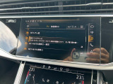 マットブラックにホワイトのLIBERALAのロゴの建物と看板が目印です。