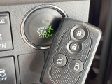 【キーフリーシステム】カバンやポケットに入れたままでもドアの施錠・解錠が可能なスマートキーを装備。エンジンのオン・オフ時もカギを取り出す必要が無いからとっても便利です♪