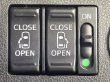 【両側パワースライドドア】スマートキーや運転席のスイッチで後席両側スライドドアの開閉が可能♪電動だから力を入れてドアを開ける必要が無く、小さなお子様でも簡単に開け閉めでき快適です♪