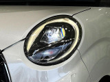 【LEDヘッドライト】悪天候や夜間走行時も良好な視界を確保し安心して運転できる高輝度LEDヘッドライトを装備!点灯速度が早く、消費電力も抑えられています。