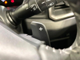 【パドルシフト】ハンドルから手を離さずに素早くシフトアップ&ダウンができるので、エンジンブレーキを使う下り坂や高速道路の合流で加速したい場面で役立ちます。