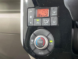 【オートエアコン】一度お好みの温度に設定すれば、車内の温度を検知し風量や温度を自動で調整。暑い…寒い…と何度もスイッチ操作をする必要はありません。快適な車内空間には必須の機能ですね♪