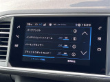 マットブラックにホワイトのLIBERALAのロゴの建物と看板が目印です。