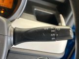 【オートライト/ハイビームアシスト】ヘッドランプを自動で点灯・消灯してくれる便利機能。さらにハイビームとロービームを自動で切り替え。夜間の歩行者などの発見をサポートします。