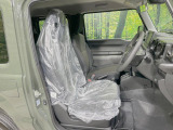 運転席まわりには十分なスペースがあり、大柄な方でもゆったり運転していただける環境です。