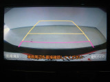 バックモニター付き。車両後方の映像がナビ画面に表示されるので、車庫入れが苦手な人も安心です。ただし、目視確認もお忘れなくお願いいたします。