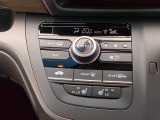 オートエアコンで、毎日のドライブを快適に。温度、風量を自動で調整し、理想的な車内環境を提供します。
