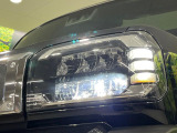 【LEDヘッドライト】悪天候や夜間走行時も良好な視界を確保し安心して運転できる高輝度LEDヘッドライトを装備!点灯速度が早く、消費電力も抑えられています。
