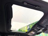 【ガラスルーフ】ガラスルーフ搭載で車内の解放感が一気にアップ!開放的なドライブをお楽しみいただけます。