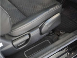 【ハイトアジャスター】レバーの上下操作だけで、座面を運転しやすい高さへ簡単に調節できます。