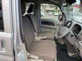 適度なホールド感と快適な座り心地の運転席シートまわり!