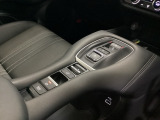 ワンアクションでスムーズな運転を支援する、エレクトリックギアセレクターに、パーキングブレーキは、電子制御パーキングブレーキです。