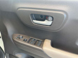 パワーウィンドウのスイッチですよ。運転席に居ながら窓を開け閉めのコントロールできます。