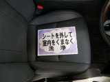 室内外はもちろん、シートを外してニオイの元となるフロアカーペットまで消臭・除菌を実施。中古車を気持ちよくお乗りいただけるクリーニングサービスです。詳細は販売店スタッフまでおたずねください。