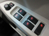 パワーウィンドウは運転席のスイッチのみオート機能も装備されております。ウィンドウロックも装備されているので、お子様と一緒の時も安心ですね。