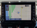 トヨタ純正9インチディスプレイオーディオ+ナビキット付。AppleCarplayやAndroidAutoでお使いのスマホの地図アプリを画面に表示。Bluetooth接続で音楽等もご利用できます。
