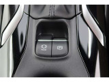 【電動パーキングブレーキ】オートモードのときは、シフトレバーの操作に応じてパーキングブレーキが自動で作動♪