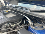 【STIタワーバー】お車の剛性を高めるタワーバーを装備。よりスムーズなコーナリング走行が可能となり、走りも楽しめます。