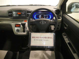 シンプルで使いやすいインパネ周り! (※フロアマットありません)