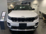 伝統のセブンスロットルグリルが一目でJeepと分かります。