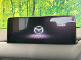 【10.25インチマツダコネクト】車内の雰囲気にマッチした大型ディスプレイ。スマホ接続でのナビ使用やBluetooth再生等、様々な機能が楽しめます。直感的なダイヤル操作が可能で、使い勝手も良好です。