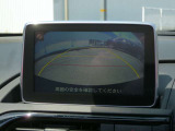 カラーで後方映像をモニターに映し出してくれるので、ショッピングモールのような狭い駐車場であったとしても障害物を見つけ、楽々駐車することができますね。