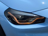 LEDヘッドライト。先進のLEDテクノロジーを採用。照射される白色光の周波特性は太陽に近く、バイキセノンヘッドライトを上回るコントラストでさらに明るく輝きます。悪天候の日でも優れた視認性を発揮します。