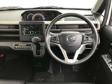 【運転席インテリアデザイン】左右対称のインテリアデザインでドライバーを包み込み運転に集中できるように設計されています。