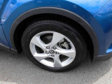 純正アルミホイール付き。タイヤ装着サイズは「215/60R17」です。