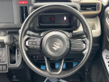 インテリアに合わせたデザインのステアリングは、運転される方のことも考え、運転しやすい形状、大きさです。是非一度、実際に触ってお確かめください。