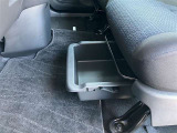 助手席シートアンダートレイ装備