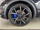 23540R19タイヤにR専用アルミホイールを装着。鮮やかなブルーのRロゴ入りキャリパーが特徴です。