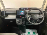 視界良好 大型フロントウィンドウ 斜め前までよく見えて安全確認できるので運転しやすいです
