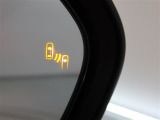 隣車線を走る車両をレーダーで検知し、ドアミラーでは確認しにくい後側方エリアに存在する車両に加え、急接近してくる車両も検知します。車両を検知するとドアミラーに搭載されたLEDインジケーターが点灯します。