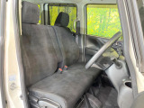 運転席まわりには十分なスペースがあり、大柄な方でもゆったり運転していただける環境です。