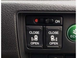 【両側パワースライドドア】両側がパワースライドドアになっており、運転席のスイッチやスマートキーでも開閉が可能です!開口部も広いので乗り降りも楽々♪
