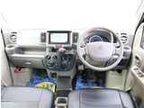 お車選びをお楽しみ頂けるよう、在庫車の展示スペースを十分に確保しております。